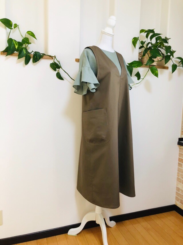 チノストレッチＶネックのシンプルサロペットワンピースモカブラウン