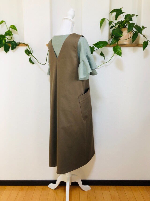 チノストレッチＶネックのシンプルサロペットワンピースモカブラウン