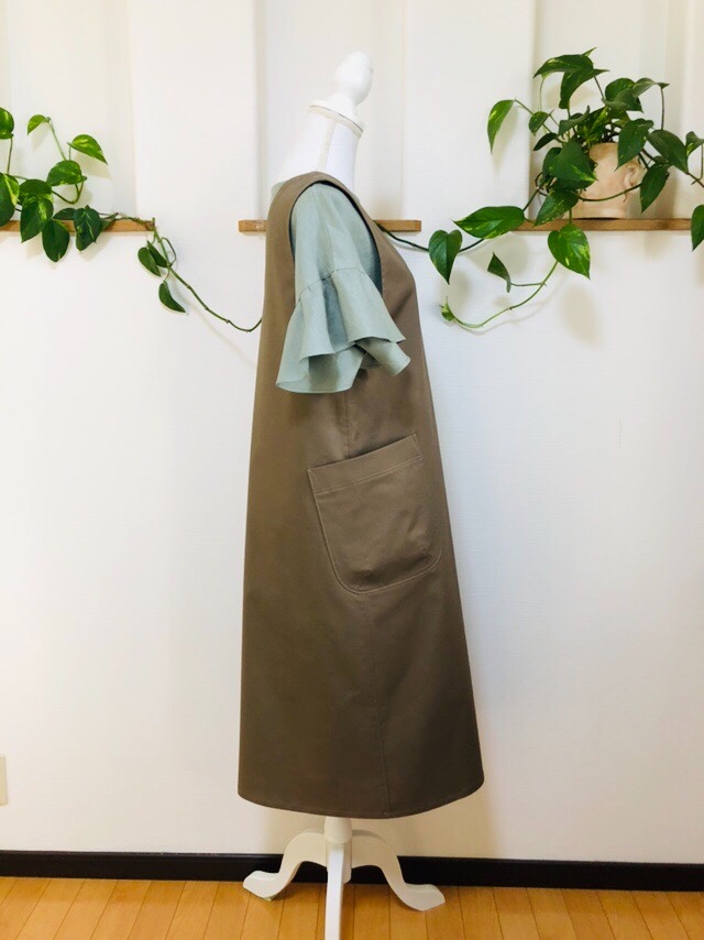 チノストレッチＶネックのシンプルサロペットワンピースモカブラウン