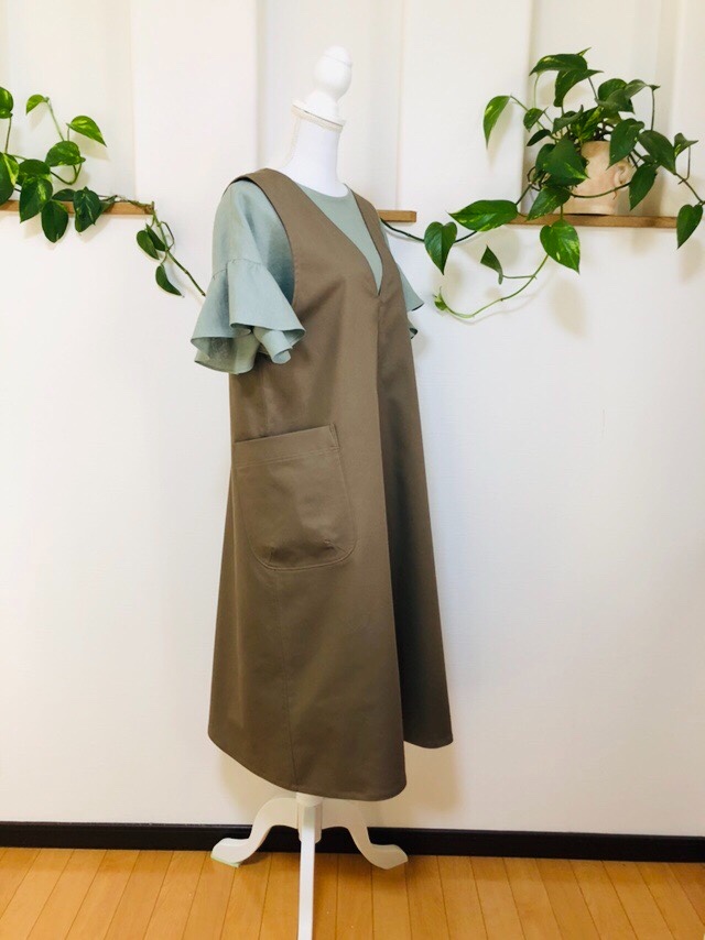 チノストレッチＶネックのシンプルサロペットワンピースモカブラウン