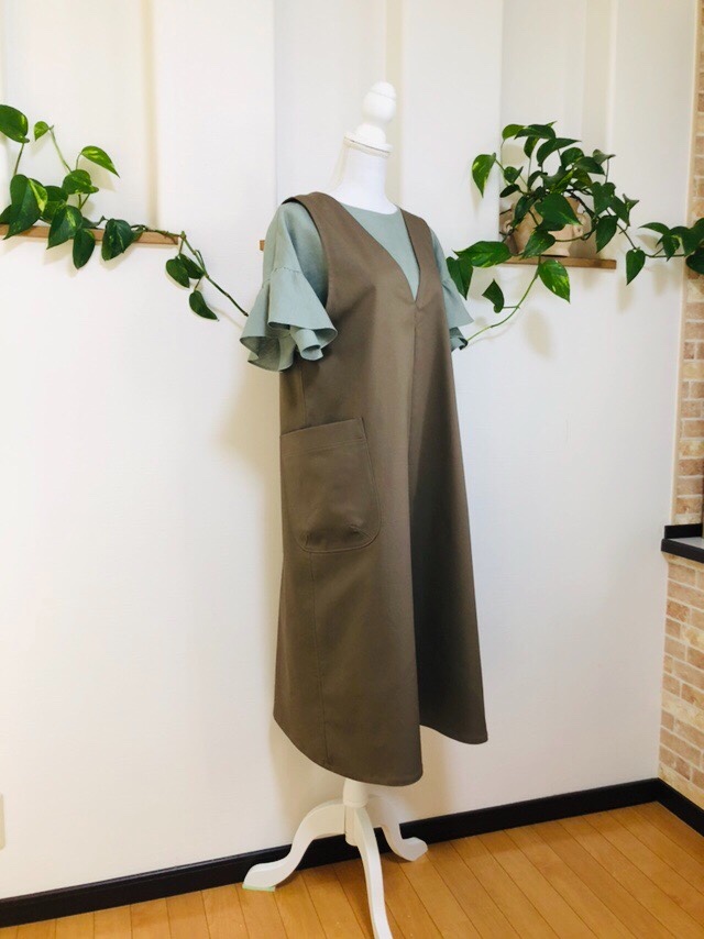 チノストレッチＶネックのシンプルサロペットワンピースモカブラウン
