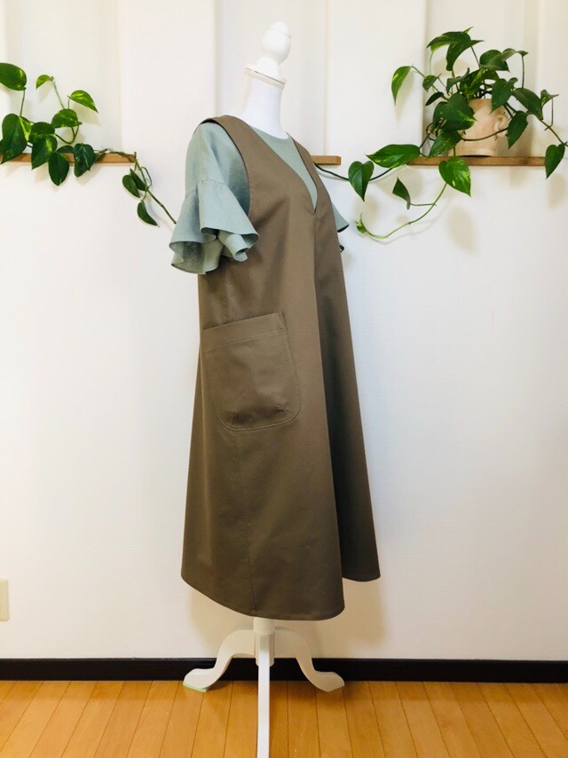 チノストレッチＶネックのシンプルサロペットワンピースモカブラウン