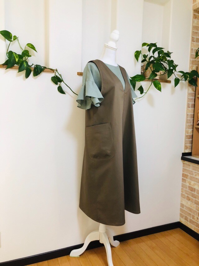 チノストレッチＶネックのシンプルサロペットワンピースモカブラウン