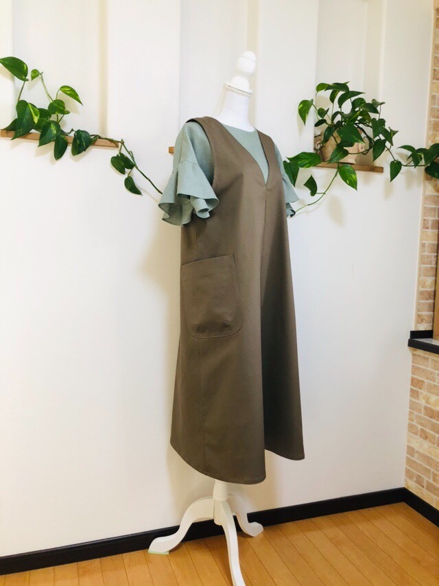チノストレッチＶネックのシンプルサロペットワンピースモカブラウン