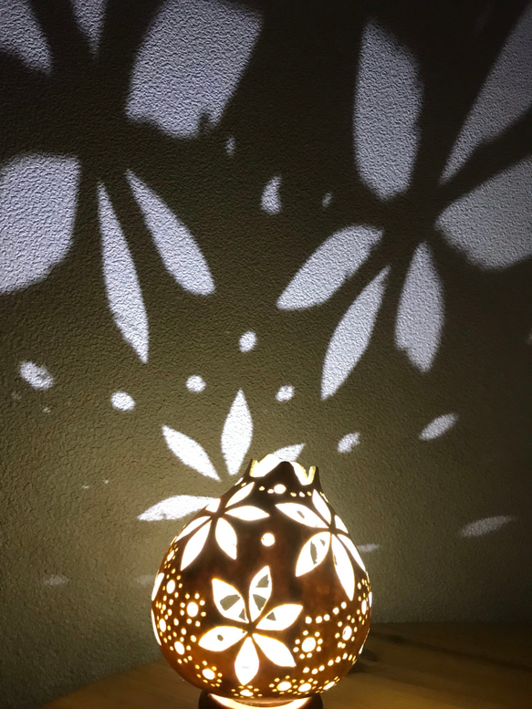 ひょうたんランプくちなしの花モチーフ 2枚目の画像