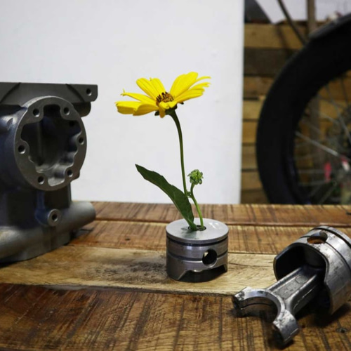 ピストンの一輪挿し 金属の機械部品系インテリア 一輪挿し・花瓶・花器