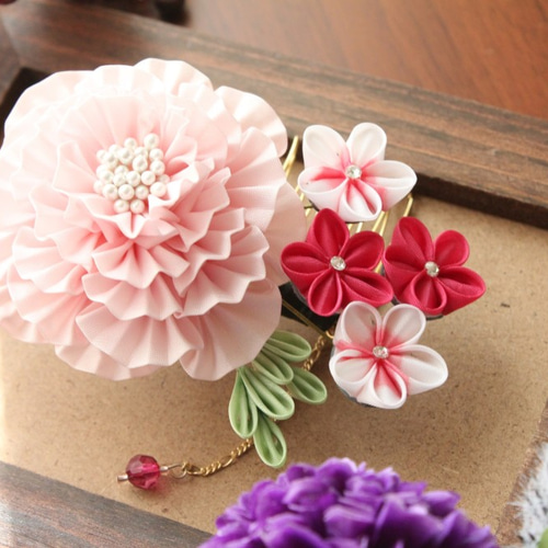 ピンクのひだつまみのお花と小花の髪飾り☆つまみ細工 ヘッド ピンクのひだつまみのお花と小花の髪飾り☆つまみ細工 ヘッド