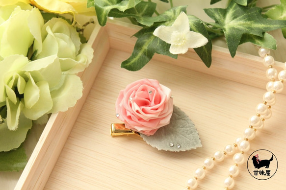 シェルピンクのバラとモフモフ葉っぱの2wayクリップ☆つまみ細工 1枚目の画像