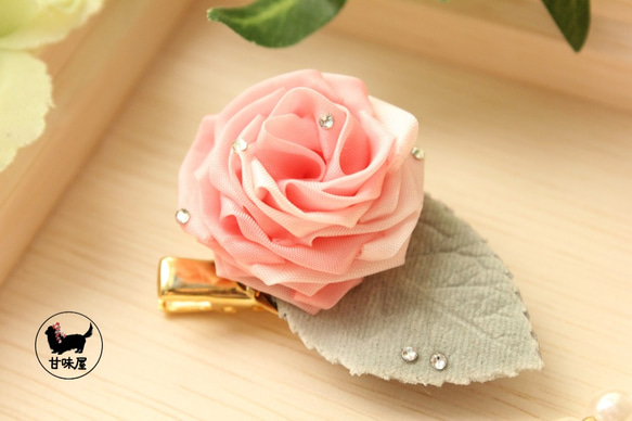 シェルピンクのバラとモフモフ葉っぱの2wayクリップ☆つまみ細工 2枚目の画像