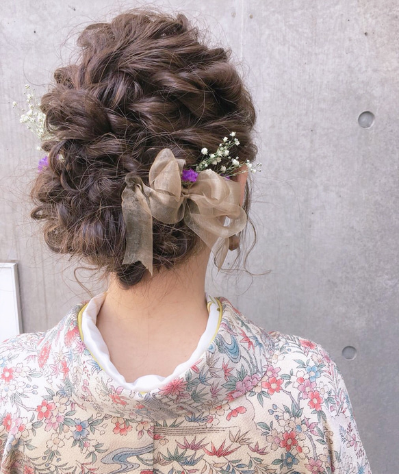 ゴールドオーガンジー⋈﻿スターチス＆かすみ草(ドライフラワー)髪飾り 1枚目の画像