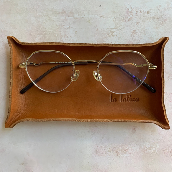 《特集掲載》名入れ　刻印　天然革のメガネ置き　レザートレイ　メガネトレイ　 2枚目の画像