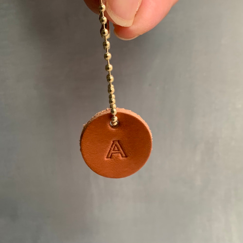 ネームキーホルダー、バッチ、ボタンイニシャルストラップ！ 楽天市場】【最大30%offクーポン】 チャーム キーホルダー 革