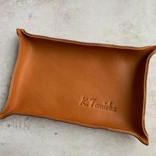 贈り物…記念品、引き出物、席札、ノベルティに】名前を入れます。革の