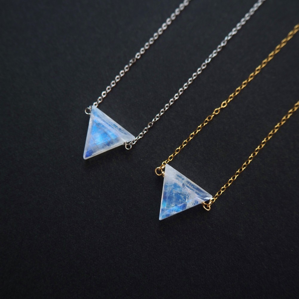【選べる金具】ムーンストーントライアングル ペンダント