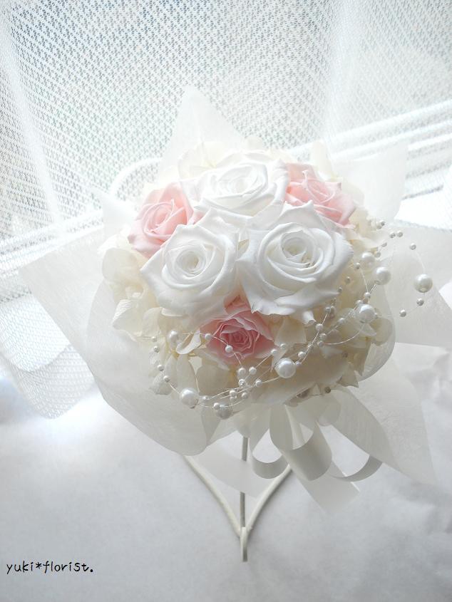 ホワイトバラのミニブーケ　プリザーブドフラワー　前撮り ウェディング　記念日 撮影　結婚 花