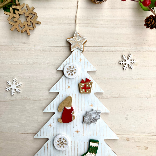 うさぎとヒイラギクリスマスツリーボード k タペストリー・壁掛け