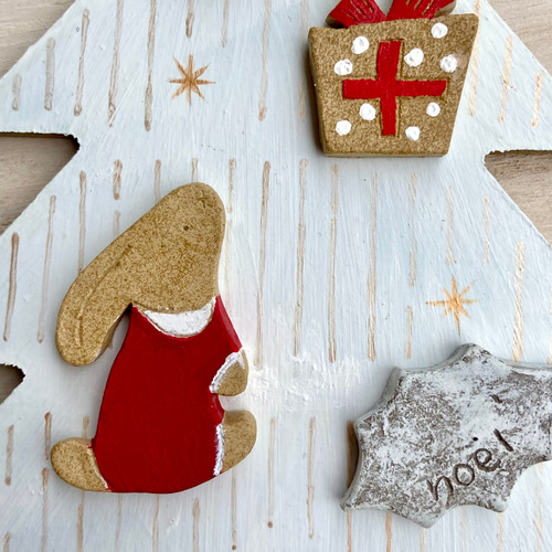 うさぎとヒイラギクリスマスツリーボード k タペストリー・壁掛け  