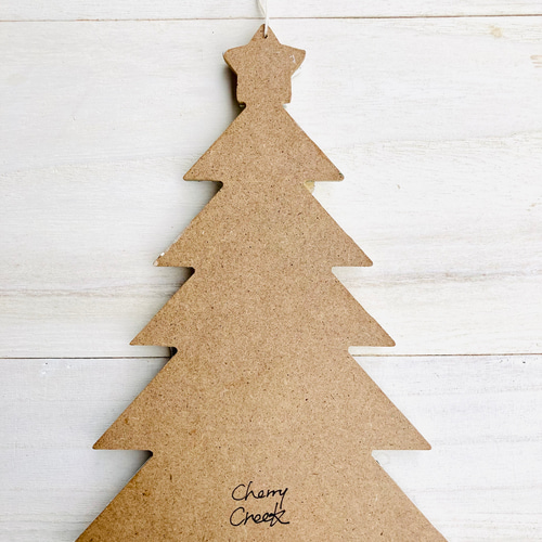 うさぎとヒイラギクリスマスツリーボード k タペストリー・壁掛け  