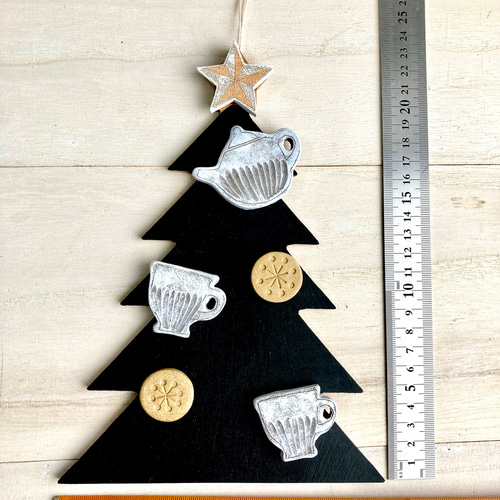 うさぎとヒイラギクリスマスツリーボード k タペストリー・壁掛け  