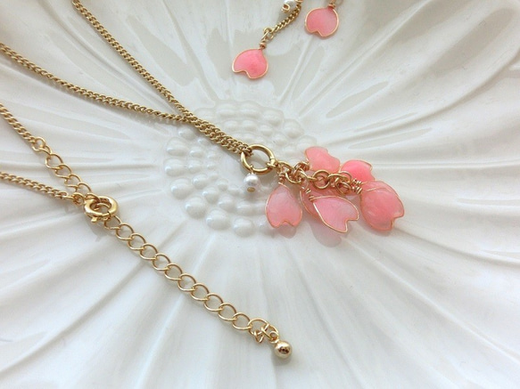 桜の花びらのネックレス　パール付　セール 2枚目の画像