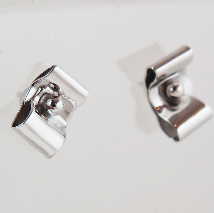 シルバーのリボンピアス