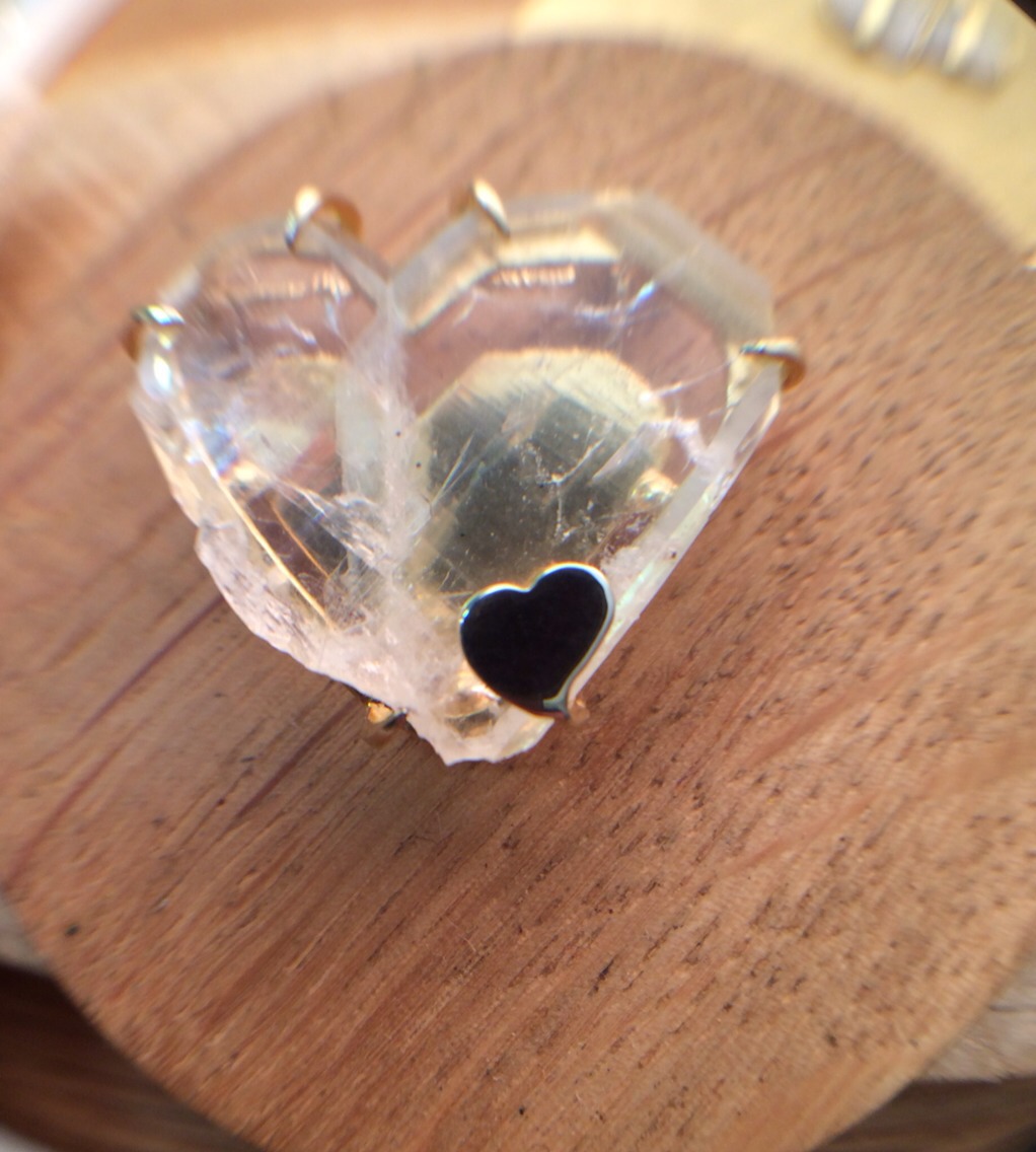 ハートの水晶ブローチ