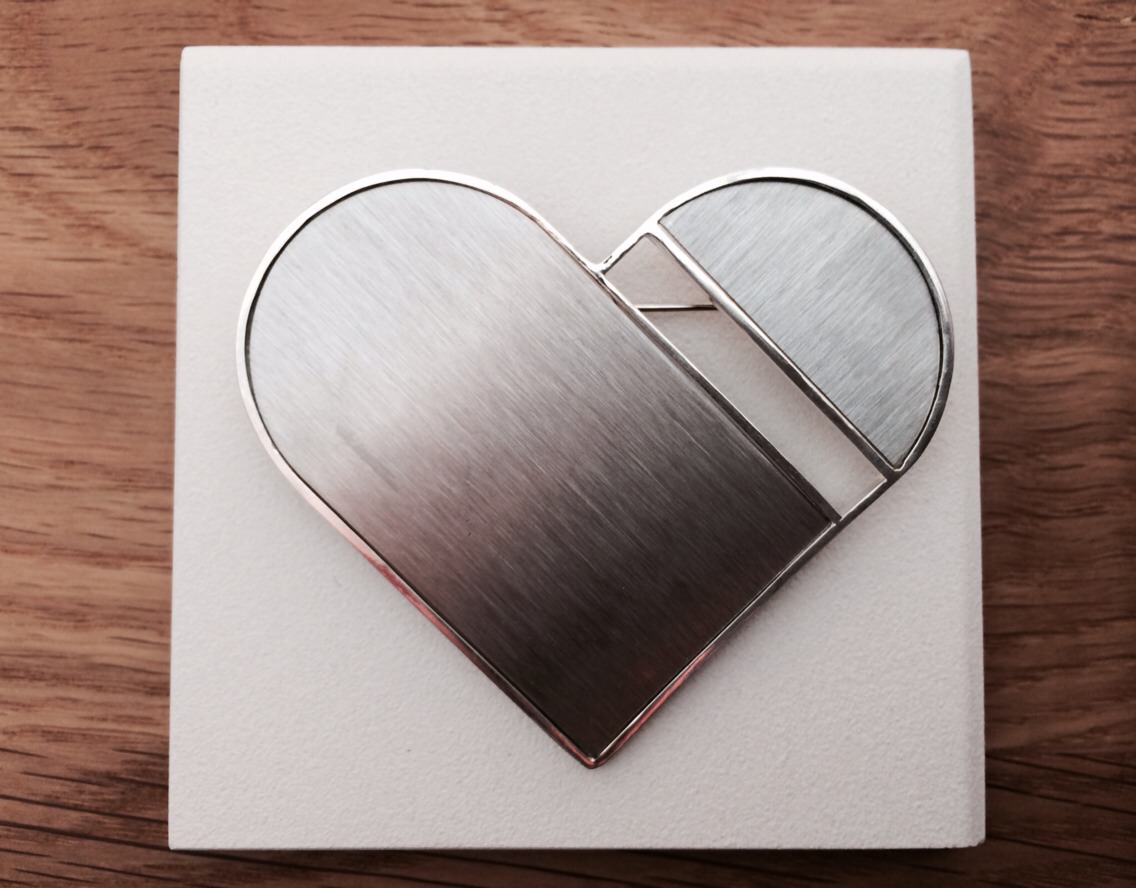 ステンレスハートのブローチ