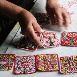 Carota Seg的閃閃發光的傳統刺繡：繼承匈牙利人民的閃閃發光的手工藝品 第3張的照片