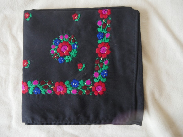 セークの花刺繍のスカーフ 2枚目の画像