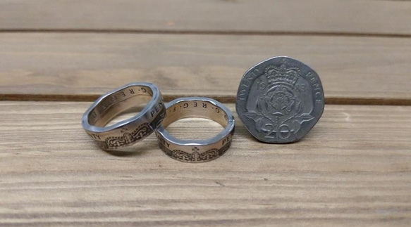 戴 硬幣戒指 COIN RING ~ 英國 20便士 波浪邊小皇冠造型 硬幣戒指 第4張的照片