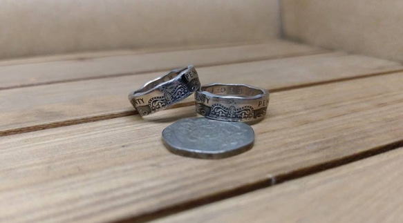 戴 硬幣戒指 COIN RING ~ 英國 20便士 波浪邊小皇冠造型 硬幣戒指 第5張的照片