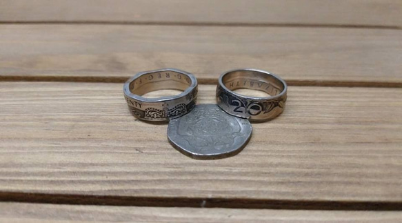 戴 硬幣戒指 COIN RING ~ 英國 20便士 波浪邊小皇冠造型 硬幣戒指 第6張的照片