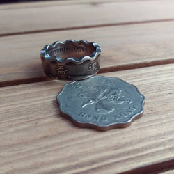 戴 硬幣戒指 COIN RING ~ 香港 貳圓 波浪多邊形 硬幣戒指(皇冠造型)手工戒指 手做戒指 錢幣戒指 第3張的照片