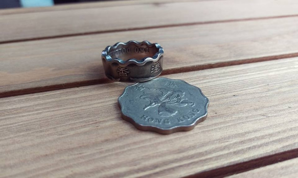 戴 硬幣戒指 COIN RING ~ 香港 貳圓 波浪多邊形 硬幣戒指(皇冠造型)手工戒指 手做戒指 錢幣戒指 第3張的照片