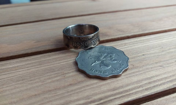 戴 硬幣戒指 COIN RING ~ 香港 貳圓 波浪多邊形 硬幣戒指(皇冠造型)手工戒指 手做戒指 錢幣戒指 第4張的照片