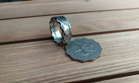 戴 硬幣戒指 COIN RING ~ 香港 貳圓 波浪多邊形 硬幣戒指(皇冠造型)手工戒指 手做戒指 錢幣戒指 第6張的照片