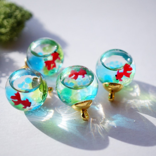 金魚が泳ぐスノードーム 中サイズ ピアス（フック・チェーン 