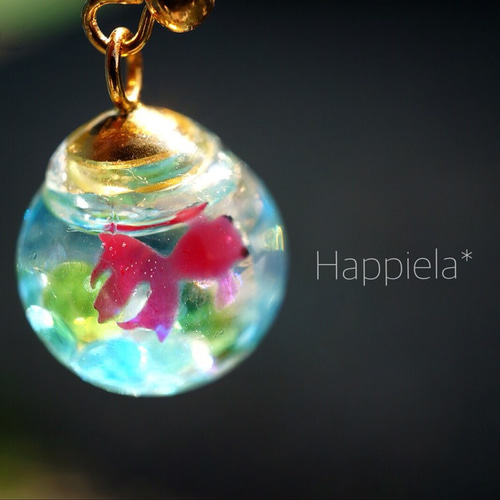 金魚が泳ぐスノードーム 中サイズ ピアス（フック・チェーン