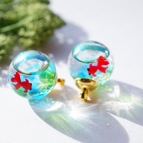 金魚が泳ぐスノードーム 中サイズ ピアス（フック・チェーン