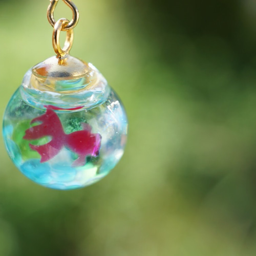 金魚が泳ぐスノードーム 中サイズ ピアス（フック・チェーン