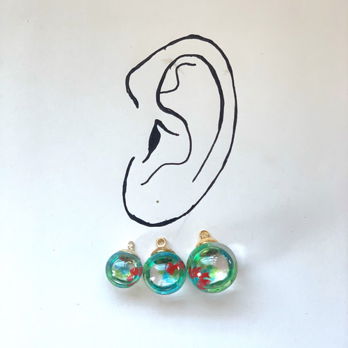 【404】ガラスドームのピアス／イヤリング／金魚 金魚のガラスドーム summer ピアス/イヤリング | iichi 日々の暮らしを