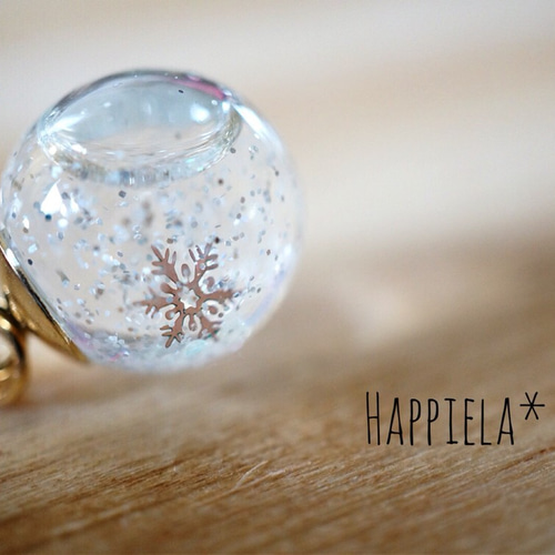 雪が舞うスノードーム ピアス ピアス（フック・チェーン） Happiela 