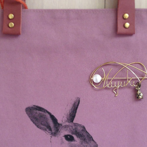 送料無料》 お月見うさぎのワイヤーネームブローチ 【受注制作