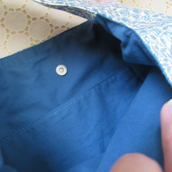 リバティ帆布❛スリーピングローズ❜＆ブルーでデイリートライアングルバックMサイズ 5枚目の画像