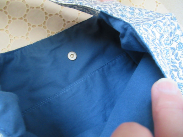 リバティ帆布❛スリーピングローズ❜＆ブルーでデイリートライアングルバックMサイズ 5枚目の画像