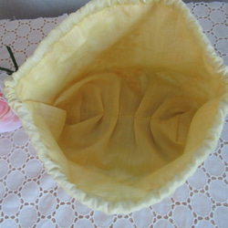 ミモザ＆シャンブレー❛レモンイエロー❜でタック巾着　お弁当サイズ（大サイズ+３ｃｍ） 5枚目の画像