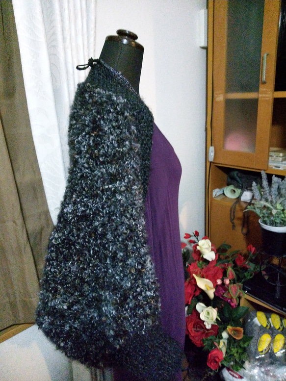 ループ糸使用の袖編みボレロ 2枚目の画像
