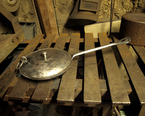 焚き火用鉄のフライパン2．3㎜厚20センチ鍛造の柄特別モデルループ