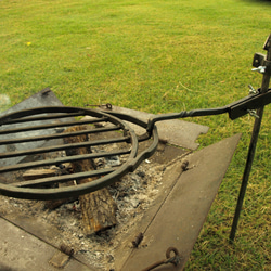 【受注生産】オリジナル　アイアンの焚き火ハンガー用円形のロストル　アウトドア キャンプ 焚き火 ソロキャンプ 2枚目の画像