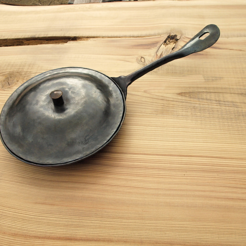 在庫処分】鉄のフライパン20㎝ 蓋付き2・3㎜厚 鉄のつまみ